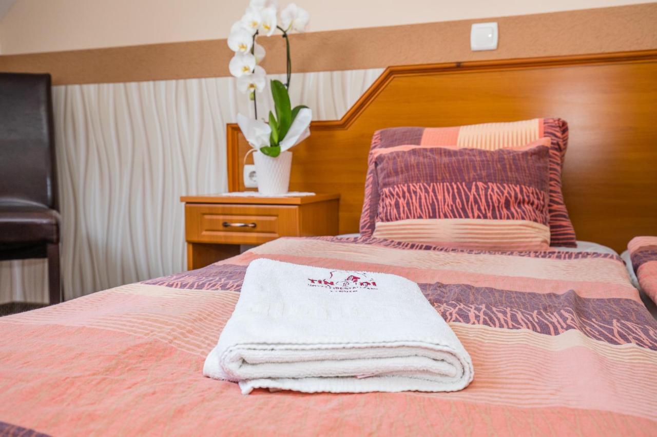 シャールヴァール Tinodi Fogado Bed & Breakfast エクステリア 写真