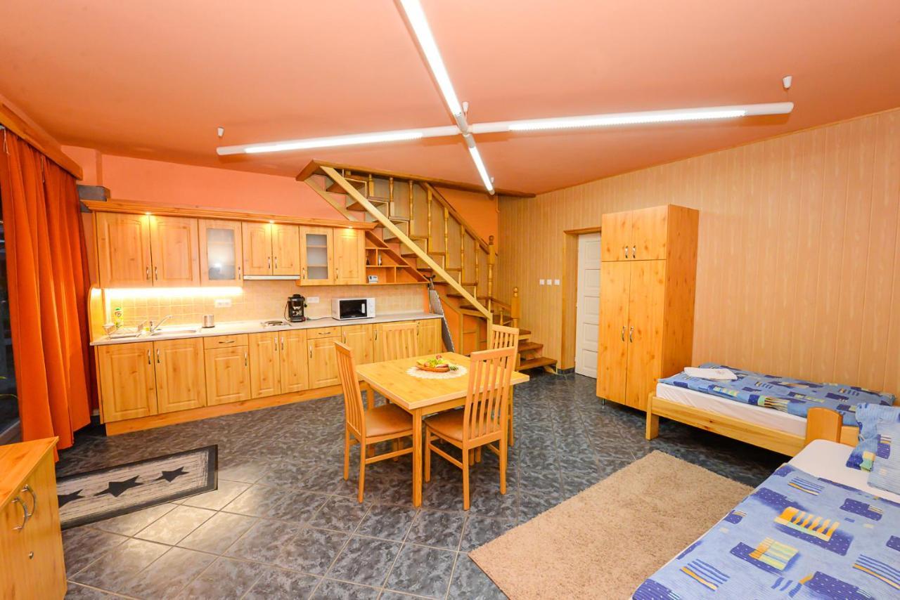 シャールヴァール Tinodi Fogado Bed & Breakfast エクステリア 写真